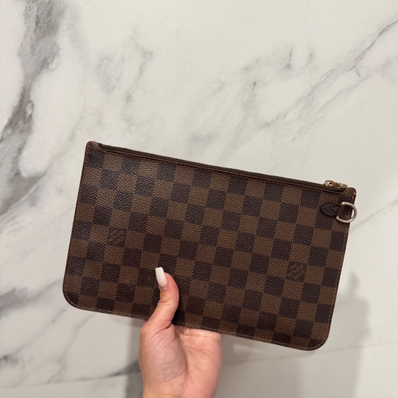 Louis Vuitton Neverfull MM Pochette in Damier Ebene in Excellent Condition - Picture 2 of 9
